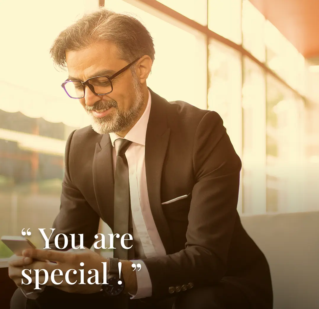 Équipe de professionnels VISIT ME présentant des visites 3D immersives de biens d'exception