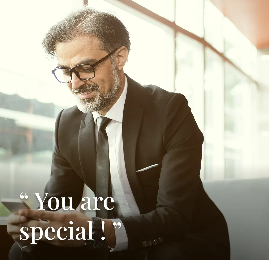 Équipe de professionnels VISIT ME présentant des visites 3D immersives de biens d'exception