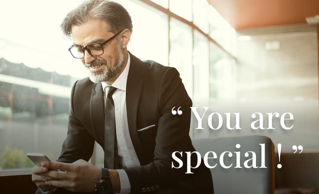 Équipe de professionnels VISIT ME présentant des visites 3D immersives de biens d'exception