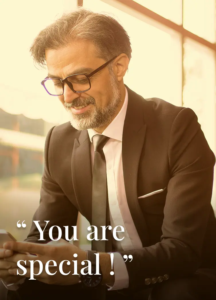 Équipe de professionnels VISIT ME présentant des visites 3D immersives de biens d'exception