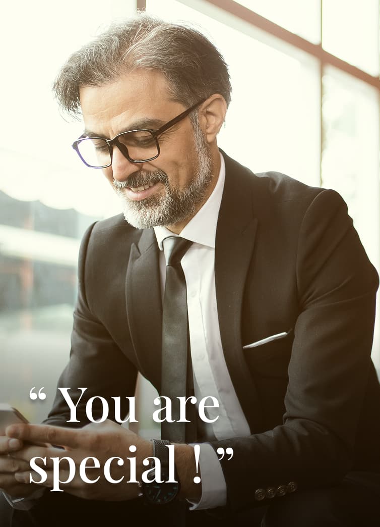 Équipe de professionnels VISIT ME présentant des visites 3D immersives de biens d'exception